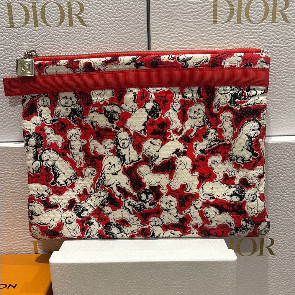 ❣️✨❣️✨❣️ BUYER’S GIVEAWAY ❣️✨❣️✨❣️
Carolina Herrera French Poodle Makeup Bag